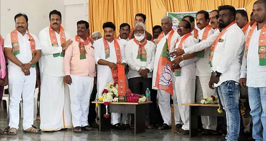 ಮುಖಂಡ ಎಂ.ಸಿ.ಮಲ್ಲೆದೇವರು ಹಾಗೂ ಬೆಂಬಲಿಗರನ್ನು ಸಂಸದ ವಿ.ಶ್ರೀನಿವಾಸ ಪ್ರಸಾದ್ ಅವರು ಬಿಜೆಪಿಗೆ ಬರಮಾಡಿಕೊಂಡರು. ಶಾಸಕ ಎನ್.ಮಹೇಶ್, ಬಿಜೆಪಿ ಜಿಲ್ಲಾ ಘಟಕದ ಅಧ್ಯಕ್ಷ ಆರ್.ಸುಂದರ್, ಸೇರಿದಂತೆ ಬಿಜೆಪಿಜಿಲ್ಲಾಘಟಕದ ಪದಾಧಿಕಾರಿಗಳು ಇದ್ದರು.