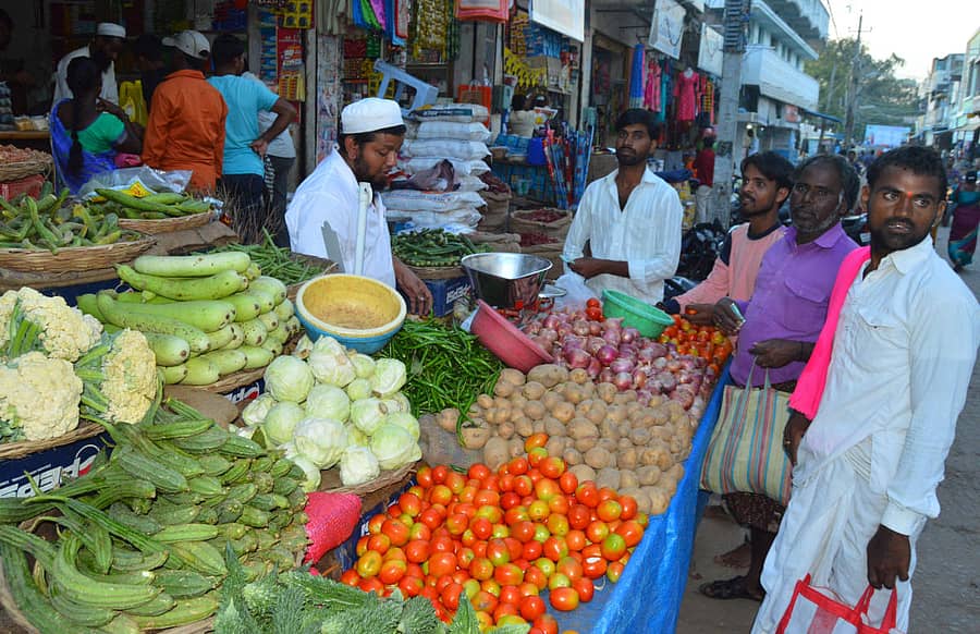 ಯಾದಗಿರಿ ನಗರದ ರೈಲ್ವೆ ಸ್ಟೆಷನ್‌ ರಸ್ತೆಯ ತರಕಾರಿ ಮಾರುಕಟ್ಟೆಯ ಅಂಗಡಿಯೊಂದರಲ್ಲಿ ತರಕಾರಿ ವ್ಯಾಪಾರ ಪ್ರಜಾವಾಣಿ ಚಿತ್ರ/ ರಾಜಕುಮಾರ ನಳ್ಳಿಕರ