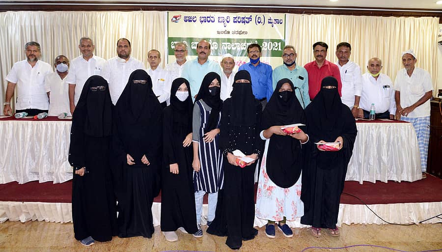 ಮಂಗಳೂರಿನಲ್ಲಿ ಭಾನುವಾರ ಅಖಿಲ ಭಾರತ ಬ್ಯಾರಿ ಪರಿಷತ್ ಏರ್ಪಡಿಸಿದ್ದ ‘ಬ್ಯಾರಿ ಬಾಸೆರೊ ನಾಲಾಚರಣೆ’ಯಲ್ಲಿ ಬ್ಯಾರಿ ಭಾಷೆ ಸ್ಪರ್ಧೆಗಳ ವಿಜೇತರನ್ನು ಪುರಸ್ಕರಿಸಲಾಯಿತು. ಜಿ.ಎಂ.ಶಾಹುಲ್ ಹಮೀದ್ ಮೆಟ್ರೊ , ಬಿ.ಎ.ಮುಹಮ್ಮದ್ ಹನೀಫ್, ಅಬ್ದುಲ್ ಖಾದರ್ ಕೊಣಾಜೆ, ಜೆ.ಹುಸೇನ್ ಇದ್ದರು.