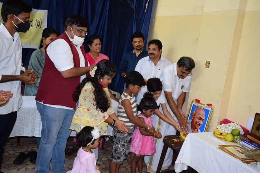 ಮಂಗಳೂರಿನ ಕಲ್ಕೂರ ಪ್ರತಿಷ್ಠಾನ ಹಾಗೂ ಮಕ್ಕಿಮನೆ ಕಲಾವೃಂದದ ಆಶ್ರಯದಲ್ಲಿ ಮಹಾತ್ಮ ಗಾಂಧಿ ಜಯಂತಿಯನ್ನು ಶನಿವಾರ ಆಚರಿಸಲಾಯಿತು. ಮೂಡುಬಿದಿರೆಯ ನೋಟರಿ ಶ್ವೇತಾ ಜೈನ್, ಕಲ್ಕೂರ ಪ್ರತಿಷ್ಠಾನದ ಅಧ್ಯಕ್ಷ ಎಸ್. ಪ್ರದೀಪ ಕುಮಾರ ಕಲ್ಕೂರ , ನಟ ಭೋಜರಾಜ್ ವಾಮಂಜೂರು , ಉದ್ಯಮಿ ರತ್ನಾಕರ ಜೈನ್ , ಪತ್ರಕರ್ತ ಸುದೇಶ್ ಕುಮಾರ್ , ಟ್ರಸ್ಟಿ ಮಾಧವ ಎಂ. ಎಸ್ ಶಿವಮೊಗ್ಗ, ಮಕ್ಕಿಮನೆ ಸುದೇಶ್ ಜೈನ್ ಇದ್ದರು