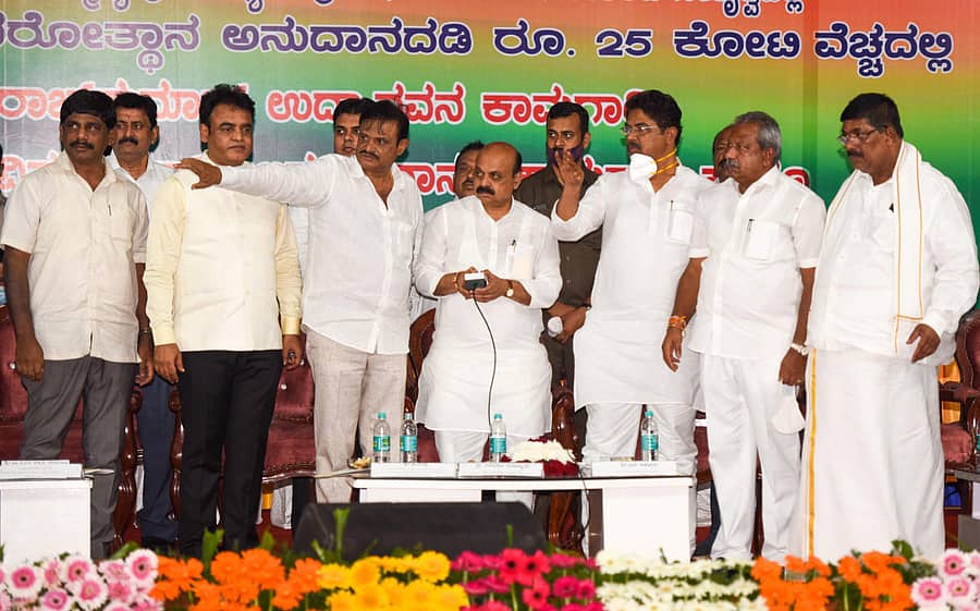 ಲಗ್ಗೆರೆಯ ರಾಕ್ಷಸಿ ಹಳ್ಳದ ಬಳಿ ಭಾನುವಾರ ನಡೆದ ವಿವಿಧ ಕಾಮಗಾರಿಗಳ ಶಂಕುಸ್ಥಾಪನೆ ಕಾರ್ಯಕ್ರಮದಲ್ಲಿ ಸಚಿವ ಮುನಿರತ್ನ ಅವರು ಮುಖ್ಯಮಂತ್ರಿ ಬಸವರಾಜ ಬೊಮ್ಮಾಯಿ ಅವರಿಗೆ ಯೋಜನೆಯ ಕುರಿತು ಮಾಹಿತಿ ನೀಡಿದರು. ಸಂಸದ ಡಿ.ಕೆ. ಸುರೇಶ್, ಸಚಿವರಾದ ಡಾ.ಸಿ.ಎನ್. ಅಶ್ವತ್ಥನಾರಾಯಣ, ಆರ್. ಅಶೋಕ, ಬೈರತಿ ಬಸವರಾಜ, ಕೆ. ಗೋಪಾಲುಯ್ಯ ಇದ್ದರು– ಪ್ರಜಾವಾಣಿ ಚಿತ್ರ