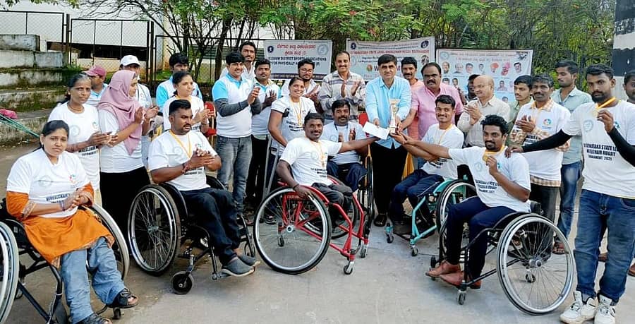 ಬೆಳಗಾವಿಯಲ್ಲಿ ಭಾನುವಾರ ನಡೆದ ಗಾಲಿ ಕುರ್ಚಿ ರಗ್ಬಿ ಟೂರ್ನಿಯಲ್ಲಿ ವಿಜೇತ ತಂಡಗಳಿಗೆ ರಾಜ್ಯ ಅಲ್ಪಸಂಖ್ಯಾತರ ಅಭಿವೃದ್ಧಿ ನಿಗಮದ ಅಧ್ಯಕ್ಷ ಮುಕ್ತಾರಹುಸೇನ ಪಠಾಣ ಮತ್ತು ಮುಖಂಡ ಸುರೇಶ ಯಾದವ ಟ್ರೋಫಿ ವಿತರಿಸಿದರು