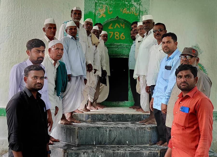 ತೆಲಸಂಗ ಗ್ರಾಮದ ಪೀರ್ ಸಿಕಂದರ್‌ ಬಾದ್‌ಶಾ ಉರುಸ್‌ ನಿಮಿತ್ತ ಸುಣ್ಣ ಮತ್ತು ಗಂಧ ಕಾರ್ಯಕ್ರಮಕ್ಕೆ ಮುಖಂಡರು ಭಾನುವಾರ ಚಾಲನೆ ನೀಡಿದರು