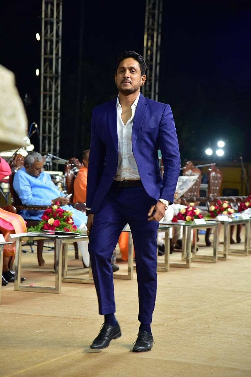 ತನ್ನದೇ ಠೀವಿಯಲ್ಲಿ ವೇದಿಕೆಗೆ ಬಂದ ನಟ ಅಜಯ್‌ ರಾವ್‌