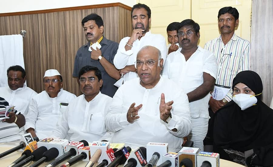 ಸುದ್ದಿಗೋಷ್ಠಿಯಲ್ಲಿ ರಾಜ್ಯಸಭೆ ವಿರೋಧ ಪಕ್ಷದ ನಾಯಕ ಮಲ್ಲಿಕಾರ್ಜುನ ಖರ್ಗೆ ಮಾತನಾಡಿದರು.