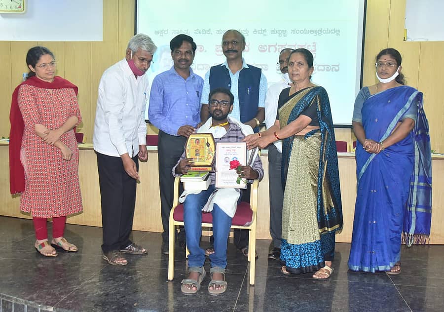 ತುಮಕೂರು ವಿಶ್ವವಿದ್ಯಾಲಯದ ಸಂಶೋಧನಾ ವಿದ್ಯಾರ್ಥಿ ಗೋವಿಂದರಾಜು ಎಂ. ಕಲ್ಲೂರು ಅವರಿಗೆ, 'ಡಾ. ಪ್ರಹ್ಲಾದ ಅಗಸನಕಟ್ಟೆ ವಿದ್ಯಾರ್ಥಿ ಕಥಾ ಪ್ರಶಸ್ತಿ