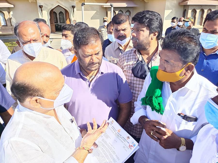 ಮುಖ್ಯಮಂತ್ರಿ ಬಸವರಾಜ ಬೊಮ್ಮಾಯಿ ಅವರನ್ನು ಭಾನುವಾರ ಮುಖಂಡರು ಭೇಟಿ ಮಾಡಿ, ಮನವಿ ಪತ್ರ ಸಲ್ಲಿಸಿ ಹಕ್ಕೊತ್ತಾಯ ಮಾಡಿದರು.