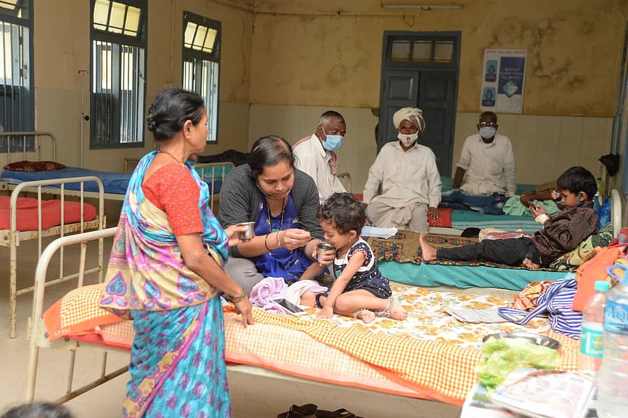 ದಾವಣಗೆರೆಯ ಚಿಗಟೇರಿ ಜಿಲ್ಲಾ ಆಸ್ಪತ್ರೆಯ ಮಕ್ಕಳ ವಾರ್ಡ್‌ನಲ್ಲಿ ಮಗುವಿನ ಆರೈಕೆಯಲ್ಲಿ ತೊಡಗಿದ್ದ ತಾಯಿ.