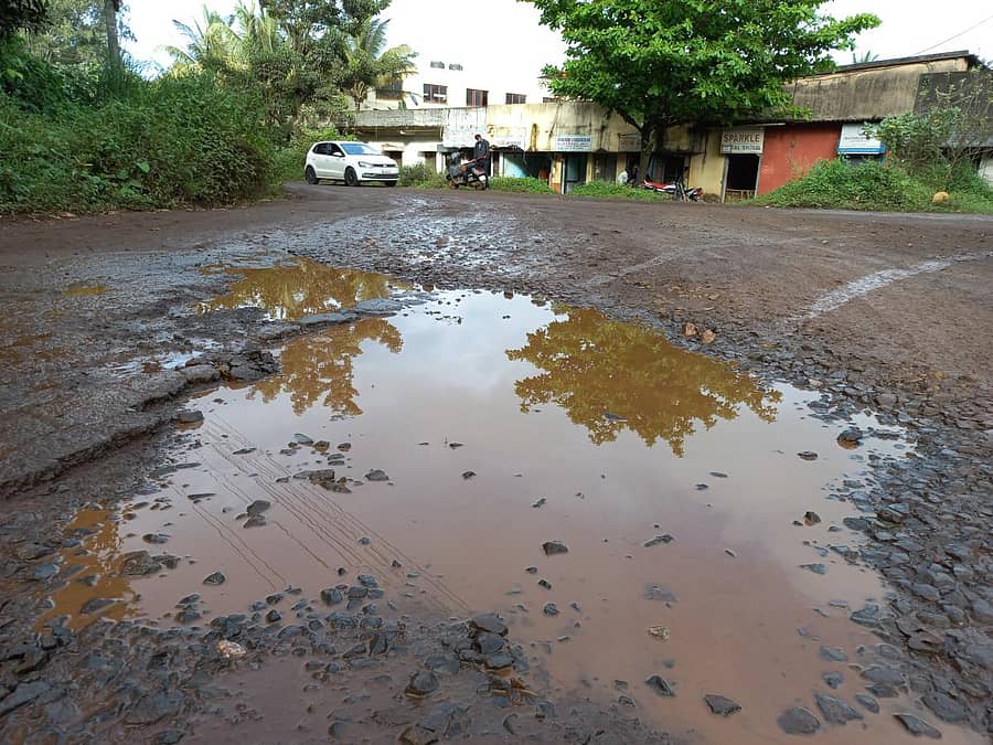 ಬೆಳಗಾವಿಯ ಪ್ರಮುಖ ಕೈಗಾರಿಕಾ ಪ್ರದೇಶದ ರಸ್ತೆ ಹಾಳಾಗಿದೆ. ಅಲ್ಲಿನ ಬಹುತೇಕ ರಸ್ತೆಗಳ ಸ್ಥಿತಿ ಇದಕ್ಕಿಂತ ಭಿನ್ನವಾಗಿಲ್ಲಪ್ರಜಾವಾಣಿ ಚಿತ್ರ: ಏಕನಾಥ ಅಗಸಿಮನಿ