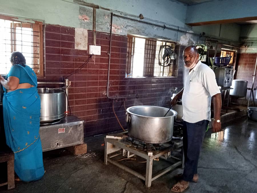 ಹಾಸನ ನಗರದಲ್ಲಿ ಸರ್ಕಾರಿ ಮೆಟ್ರಿಕ್ ನಂತರದ ಬಾಲಕರ ವಿದ್ಯಾರ್ಥಿ ನಿಲಯದಲ್ಲಿ ಅಡುಗೆ ತಯಾರಿಸುತ್ತಿರುವ ಸಿಬ್ಬಂದಿ