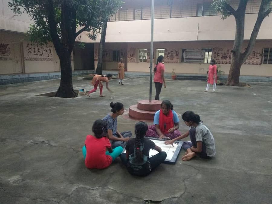 ಮಂಡ್ಯದ ಮೆಟ್ರಿಕ್ ಪೂರ್ವ ಬಾಲಕಿಯರ ವಸತಿ ನಿಲಯದ ಎದುರು ವಿದ್ಯಾರ್ಥಿನಿಯರು ಆಟವಾಡುತ್ತಿರುವುದು