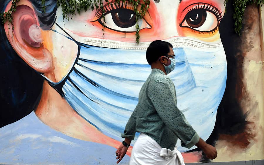 ತಿರುವನಂತಪುರಂ: ಕೊರೊನಾ ವೈರಸ್ ಸೋಂಕು ತಡೆಗೆ ಮಾಸ್ಕ್ ಧರಿಸುವುದನ್ನು ಪ್ರಚುರ ಪಡಿಸುವ ಗೋಡೆ ಚಿತ್ರದ ಮುಂದೆ ಮಾಸ್ಕ್ ಧರಿಸಿರುವ ವ್ಯಕ್ತಿಯೊಬ್ಬರು ಹಾದು ಹೋದರು