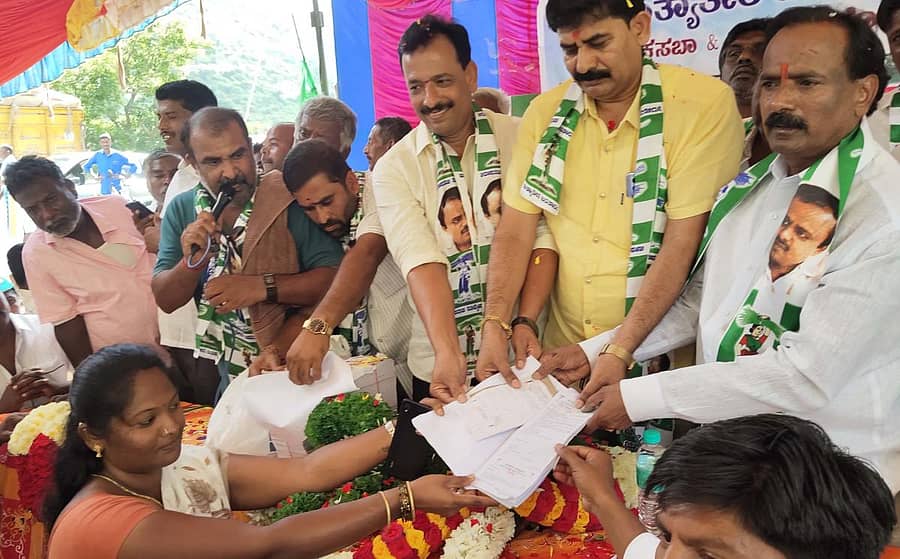 ಬಾಗೇಪಲ್ಲಿ ತಾಲ್ಲೂಕಿನ ಗಂಟ್ಲಮಲ್ಲಮ್ಮ ಕಣಿವೆ ಬಳಿ ನಡೆದ ಜೆಡಿಎಸ್ ಕಾರ್ಯಕರ್ತರ ಸಭೆಯಲ್ಲಿ ಪಕ್ಷದ ಜಿಲ್ಲಾ ಘಟಕದ ಅಧ್ಯಕ್ಷ ಕೆ.ಎಂ. ಮುನೇಗೌಡ, ಮುಖಂಡರಾದ ಡಿ.ಜೆ. ನಾಗರಾಜರೆಡ್ಡಿ, ಹರಿನಾಥ ರೆಡ್ಡಿ ಅವರು ಜೆಡಿಎಸ್ ಸದಸ್ಯತ್ವ ಅಭಿಯಾನಕ್ಕೆ ಚಾಲನೆ ನೀಡಿದರು