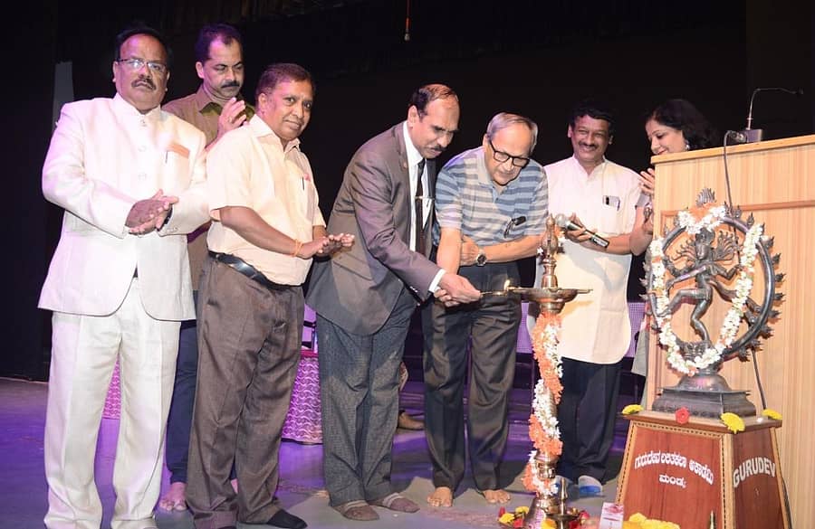 ಮಂಡ್ಯ ನಗರದ ಸ್ವಾಮಿ ವಿವೇಕಾನಂದ ರಂಗಮಂದಿರದಲ್ಲಿ ಆಯೋಜಿಸಿದ್ದ ಭರತನಾಟ್ಯ ‘ಮಾರ್ಗಿ ಉತ್ಸವ- 2021’ ಕಾರ್ಯಕ್ರಮವನ್ನು ಮಾನಸಿಕ ಹಾಗೂ ಲೈಂಗಿಕ ರೋಗ ಚಿಕಿತ್ಸಾ ತಜ್ಞ ಡಾ.ಟಿ.ಎಸ್.ಸತ್ಯನಾರಾಯಣ ರಾವ್ ಉದ್ಘಾಟಿಸಿದರು. ಡಾ.ಪ್ರದೀಪಕುಮಾರ ಹೆಬ್ರಿ, ಬಿ.ಎಂ.ಅಪ್ಪಾಜಪ್ಪ ಇದ್ದರು