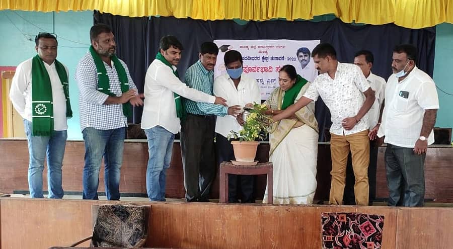 ಮಂಡ್ಯ ನಗರದ ರೈತ ಸಭಾಂಗಣದಲ್ಲಿ ನಡೆದ ದಕ್ಷಿಣ ಪದವೀಧರರ ಕ್ಷೇತ್ರ ಚುನಾವಣೆ–2022 ಪೂರ್ವಭಾವಿ ಸಭೆಗೆ ಚಾಲನೆ ನೀಡಲಾಯಿತು. ಕರ್ನಾಟಕ ರಾಜ್ಯ ರೈತ ಸಂಘದ ಬೆಂಬಲಿತ ಅಭ್ಯರ್ಥಿ ಎನ್‌.ಪ್ರಸನ್ನ, ಮುಖಂಡರಾದ ಗುರುಪ್ರಸಾದ್‌ ಕೆರಗೋಡು, ಎಸ್‌.ಸಿ.ಮಧುಚಂದನ್‌ ಇದ್ದಾರೆ