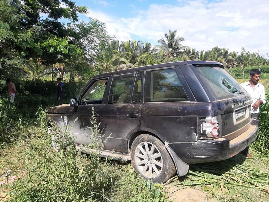 ವ್ಯಕ್ತಿಗೆ ಡಿಕ್ಕಿ ಹೊಡೆದ ಕಾರು ರಸ್ತೆಯ ಪಕ್ಕ ನುಗ್ಗಿರುವುದು