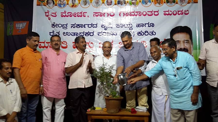 ಸಾಗರಕ್ಕೆ ಸಮೀಪದ ವರದಾಮೂಲ ಗ್ರಾಮದಲ್ಲಿ ಬಿಜೆಪಿಯ ಗ್ರಾಮಾಂತರ ಮಂಡಲದ ರೈತ ಮೋರ್ಚಾ ಭಾನುವಾರ ಹಮ್ಮಿಕೊಂಡಿದ್ದ ಕೇಂದ್ರ ಸರ್ಕಾರದ ಕೃಷಿ ಕಾಯ್ದೆ ಕುರಿತ ಜನಜಾಗೃತಿ ಸಭೆಯನ್ನು ಸಾವಯವ ಕೃಷಿ ಮಿಷನ್ ಅಧ್ಯಕ್ಷ ಆ.ಶ್ರೀ.ಆನಂದ್ ಉದ್ಘಾಟಿಸಿದರು.