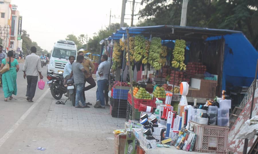 ಕೋಲಾರದ ನಚಿಕೇತ ವಿದ್ಯಾರ್ಥಿನಿಲಯದ ಸಮೀಪ ಬೀದಿ ಬದಿ ವ್ಯಾಪಾರಿಗಳು ಪಾದಚಾರಿ ಮಾರ್ಗ ಅತಿಕ್ರಮಿಸಿಕೊಂಡು ಅಂಗಡಿ ಇಟ್ಟಿರುವುದು