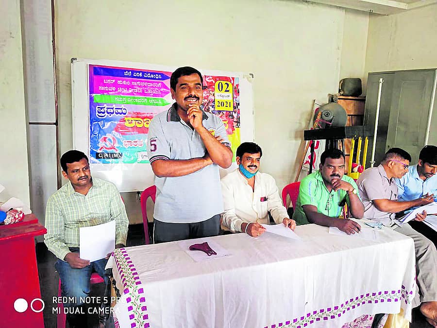 ತುಮಕೂರಿನಲ್ಲಿ ಸಿಪಿಐಎಂ ಕೈಗಾರಿಕಾ ಕಾರ್ಮಿಕರ ಘಟಕದ ಸಮ್ಮೇಳನದಲ್ಲಿ ರಾಜ್ಯ ಸಮಿತಿ ಸದಸ್ಯ ಸೈಯದ್ ಮುಜೀಬ್ ಮಾತನಾಡಿದರು. ಜಿಲ್ಲಾ ಕಾರ್ಯದರ್ಶಿ ಎನ್.ಕೆ.ಸುಬ್ರಮಣ್ಯ, ಕಾರ್ಮಿಕ ಮುಖಂಡರಾದ ಶಿವಕುಮಾರಸ್ವಾಮಿ, ಲೋಕೇಶ್, ರಂಗಧಾಮಯ್ಯ, ಗಿರೀಶ್ ಇದ್ದರು