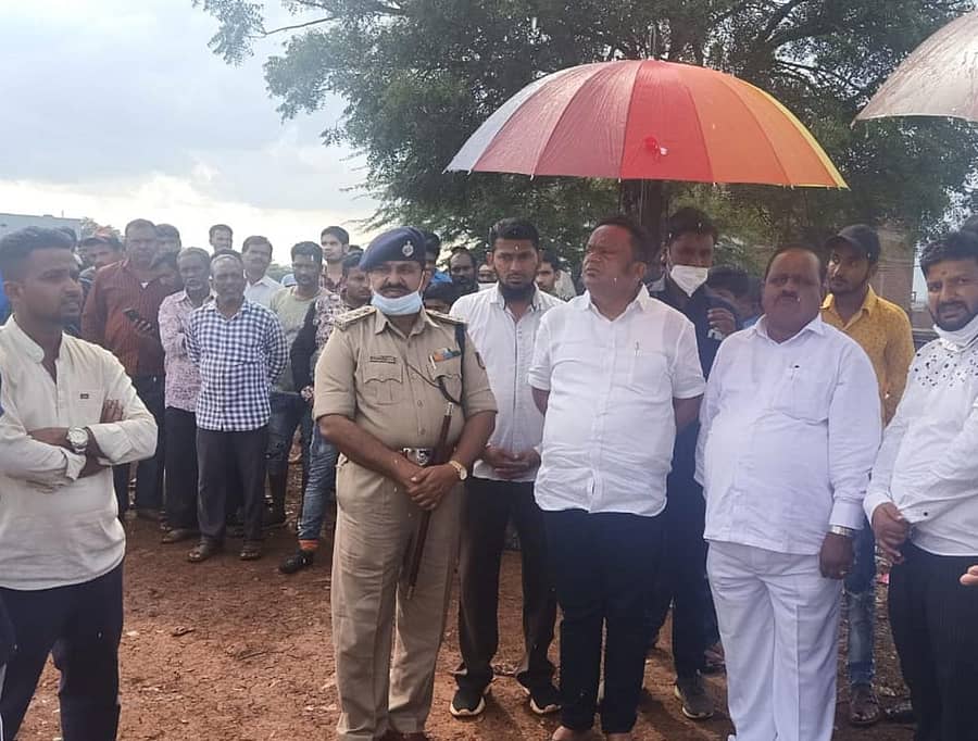 ಹುಮನಾಬಾದ್ ತಾಲ್ಲೂಕಿನ ಘೋಡವಾಡಿ ಗ್ರಾಮದಲ್ಲಿ ನಡೆದ ಘಟನಾ ಸ್ಥಳಕ್ಕೆ ವಿಧಾನ ಪರಿಷತ್ ಸದಸ್ಯ ಡಾ. ಚಂದ್ರಶೇಖರ ಪಾಟೀಲ ಭೇಟಿ ನೀಡಿದರು. ಡಿವೈಎಸ್ಪಿ ಸೋಮಲಿಂಗ ಕುಂಬಾರ್, ಪಿಎಸ್ಐ ರವಿಕುಮಾರ್ ಇದ್ದರು