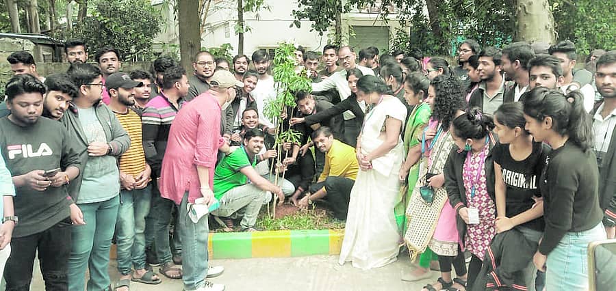 ಆನೇಕಲ್ ತಾಲ್ಲೂಕಿನ ಬೊಮ್ಮಸಂದ್ರದ ಏಮ್ಸ್ ಐಬಿಎಸ್ ಕಾಲೇಜಿನಲ್ಲಿ ಗಾಂಧಿ ಜಯಂತಿ ಅಂಗವಾಗಿ ಹಮ್ಮಿಕೊಂಡಿದ್ದ ಗಿಡ ನೆಡುವ ಕಾರ್ಯಕ್ರಮಕ್ಕೆ ಕಾಲೇಜಿನ ಪ್ರಾಚಾರ್ಯ ಡಾ.ವೆಂಕಟೇಶ್.ಎ.ಅರಕೇರಿ ಚಾಲನೆ ನೀಡಿದರು