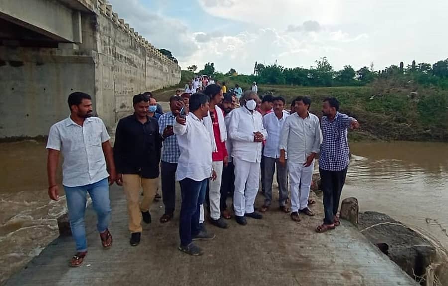 ಭಾಲ್ಕಿ ತಾಲ್ಲೂಕಿನ ಚಂದಾಪುರ ಬ್ಯಾರೆಜ್ಗೆ ಶಾಸಕ ಈಶ್ವರ ಖಂಡ್ರೆ ಭೇಟಿ ನೀಡಿ ಬೆಳೆಹಾನಿ ಮಾಹಿತಿ ಪಡೆದುಕೊಂಡರು