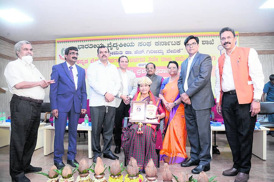 ನಗರದಲ್ಲಿ ಭಾನುವಾರ ಶ್ರೇಷ್ಠ ವೈದ್ಯ ಸಾಹಿತಿ ಪ್ರಶಸ್ತಿಯನ್ನು ಡಾ. ಎಚ್‌.ಎಸ್‌. ಅನುಪಮಾ ಅವರಿಗೆ ಪ್ರದಾನ ಮಾಡಲಾಯಿತು. ಡಾ. ಅಣ್ಣಯ್ಯ ಕುಲಾಲ್ ಎಂ. ಉಳ್ತೂರು, ಡಾ.ಸುರೇಶ್ ಕುಡ್ವ, ಸಚಿವ ಸುನೀಲ್‌ ಕುಮಾರ್‌, ಕುಲಪತಿ ಡಾ. ಎಸ್.ಎಂ. ಜಯಕರ, ಡಾ.ಎಸ್.ಪಿ.ಯೋಗಣ್ಣ, ಕನ್ನಡ ವೈದ್ಯ ಬರಹಗಾರರ ಬಳಗದ ಎರಡನೇ ರಾಜ್ಯ ಸಮ್ಮೇಳನದ ಸರ್ವಾಧ್ಯಕ್ಷೆ ಡಾ ಆರ್.ಕೆ. ಸರೋಜ, ಡಾ.ವೆಂಕಟಾಚಲಪತಿ, ಡಾ.ಪ್ರಸಾದ್ ಇದ್ದರು.