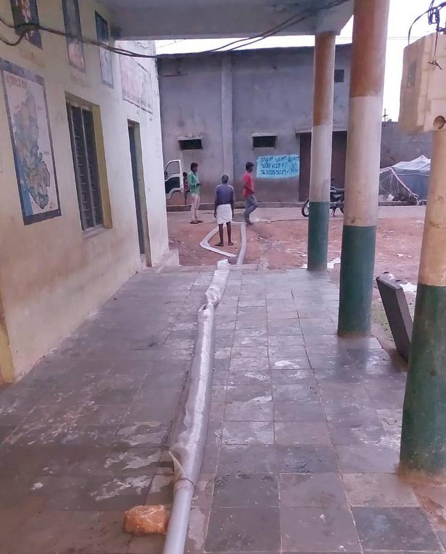 ಮಸ್ಕಿ ಪಟ್ಟಣದ ಸೋಮನಾಥ ನಗರದ ಸರ್ಕಾರಿ ಪ್ರಾಥಮಿಕ ಶಾಲೆ ಆವರಣವನ್ನು ಪುರಸಭೆ ಸಿಬ್ಬಂದಿ ಸೋಮವಾರ ಸ್ವಚ್ಛಗೊಳಿಸಿದರು