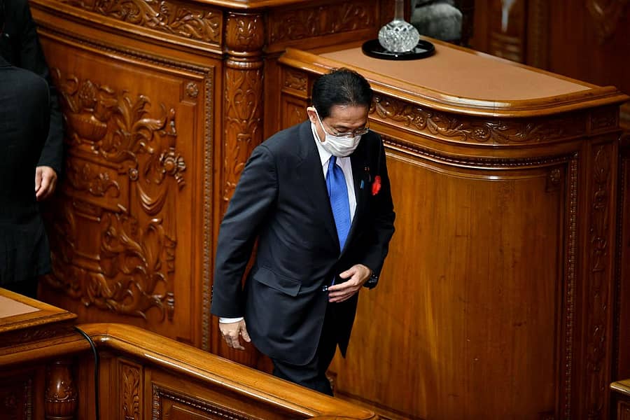 ಜಪಾನ್ನ ಸಂಸತ್ನಲ್ಲಿ ನೂತನ ನಾಯಕನ ಆಯ್ಕೆಗೆ ನಡೆದ ಚುನಾವಣೆಯಲ್ಲಿ ಮತ ಚಲಾಯಿಸಿದ ಬಳಿಕ ತೆರಳಿದ ಫುಮಿಯೊ ಕಿಶಿದಾ –ಎಎಫ್ಪಿ ಚಿತ್ರ