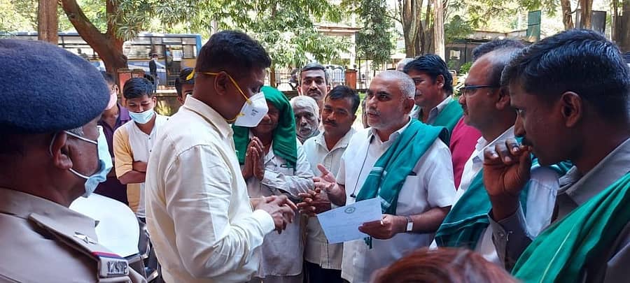 ಕೇಂದ್ರ ರೂಪಿಸಿದ ಕೃಷಿ ಕಾಯ್ದೆಗಳನ್ನು ವಿರೋಧಿಸಿ ಪ್ರತಿಭಟನೆ ನಡೆಸುತ್ತಿರುವ ರೈತರಿಗೆ ಭದ್ರತೆ ಒದಗಿಸುವಂತೆ ಆಗ್ರಹಿಸಿ ಬೆಳಗಾವಿಯಲ್ಲಿ ಭಾರತೀಯ ಕೃಷಿಕ ಸಮಾಜ (ಸಂಯುಕ್ತ) ಸಂಘಟನೆ ಅಧ್ಯಕ್ಷ ಸಿದಗೌಡ ಮೋದಗಿ ಜಿಲ್ಲಾಧಿಕಾರಿ ಎಂ.ಜಿ. ಹಿರೇಮಠ ಅವರಿಗೆ ಸೋಮವಾರ ಮನವಿ ಸಲ್ಲಿಸಿದರು