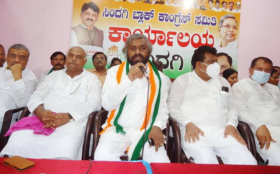 ಸಿಂದಗಿಯ ಕಾಂಗ್ರೆಸ್ ಕಾರ್ಯಾಲಯದಲ್ಲಿ ಸೋಮವಾರ ನಡೆದ ಸಭೆಯಲ್ಲಿ ಕೆಪಿಸಿಸಿ ಕಾರ್ಯಾಧ್ಯಕ್ಷ ಈಶ್ವರ ಖಂಡ್ರೆ ಮಾತನಾಡಿದರು. ಸಿ.ಎಸ್.ನಾಡಗೌಡ, ಎಂ.ಬಿ.ಪಾಟೀಲ, ಶಿವಾನಂದ ಪಾಟೀಲ, ಯಶವಂತರಾಯಗೌಡ ಪಾಟೀಲ ಇದ್ದಾರೆ