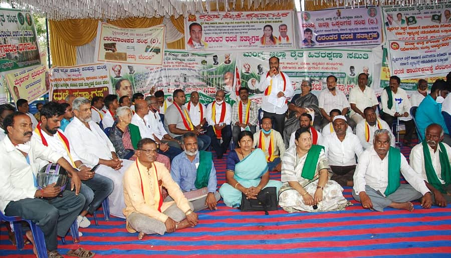 ಮೈಷುಗರ್ ಉಳಿವಿಗಾಗಿ ನಡೆಯುತ್ತಿರುವ ಅನಿರ್ಧಿಷ್ಟಾವಧಿ ಧರಣಿಯಲ್ಲಿ ಕನ್ನಡ ಸೇನೆ ಅಧ್ಯಕ್ಷ ಕೆ.ಆರ್.ಕುಮಾರ್ ಮಾತನಾಡಿದರು