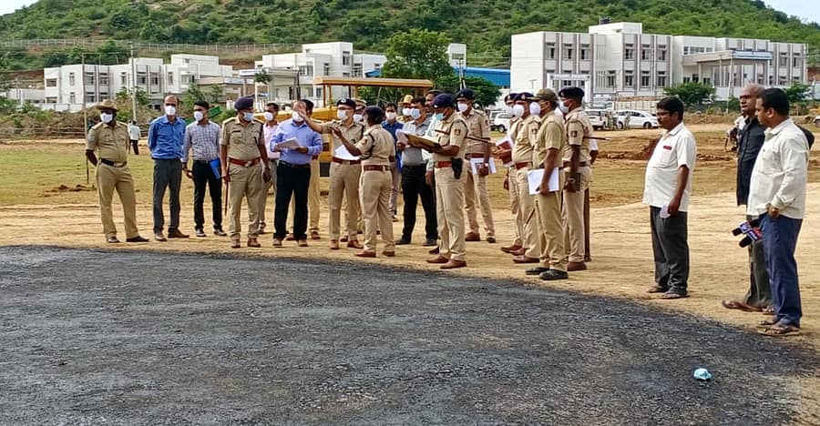 ಯಳಂದೂರು ತಾಲ್ಲೂಕಿನ ವಡೆಗೆರೆ ಸಮೀಪ ಕಿತ್ತೂರು ರಾಣಿ ಚನ್ನಮ್ಮ ವಸತಿ ಶಾಲೆಯ ಬಳಿ ನಿರ್ಮಾಣ ಆಗುತ್ತಿರುವ ಹೆಲಿಪ್ಯಾಡ್ ಮೈದಾನಕ್ಕೆ ದಕ್ಷಿಣ ವಲಯದ ಐಜಿಪಿ ಪ್ರವೀಣ್ ಮಧುಕರ್ ಪವಾರ್ ಅವರು ಸೋಮವಾರ ಅಧಿಕಾರಿಗಳೊಂದಿಗೆ ಭೇಟಿ ನೀಡಿ ಪರಿಶೀಲಿಸಿದರು