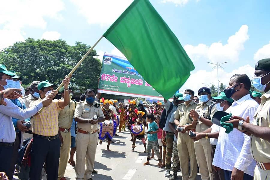ವನ್ಯಜೀವಿ ಸಪ್ತಾಹದ ಪ್ರಯುಕ್ತ ಹೊಸಪೇಟೆ ತಾಲ್ಲೂಕಿನ ಕಮಲಾಪುರದಲ್ಲಿ ಸೋಮವಾರ ಏರ್ಪಡಿಸಿದ್ದ ಜಾಥಾಕ್ಕೆ ಉಪ ಅರಣ್ಯ ಸಂರಕ್ಷಣಾಧಿಕಾರಿ ಸಿದ್ರಾಮಪ್ಪ ಚಳಕಾಪೂರೆ ಹಸಿರು ನಿಶಾನೆ ತೋರಿದರು