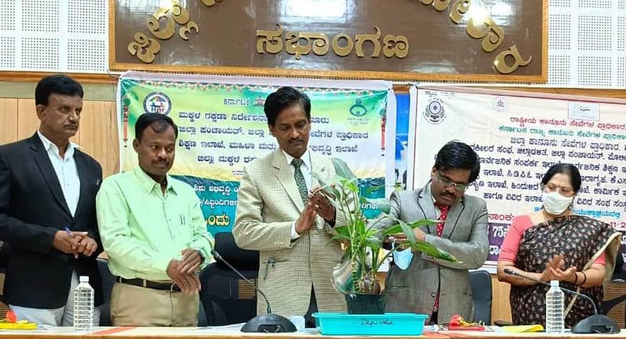 ಮಹಿಳೆಯರು ಮತ್ತು ಮಕ್ಕಳ ಅಕ್ರಮ ಸಾಗಾಣಿಕೆ ತಡೆ ಕಾಯ್ದೆ ಕುರಿತು ಕೋಲಾರದಲ್ಲಿ ಸೋಮವಾರ ನಡೆದ ಜಿಲ್ಲಾ ಮಟ್ಟದ ತರಬೇತಿ ಕಾರ್ಯಕ್ರಮವನ್ನು ಹೆಚ್ಚುವರಿ ಜಿಲ್ಲಾ ಮತ್ತು ಸತ್ರ ನ್ಯಾಯಾಧೀಶ ಬಿ.ಪಿ.ದೇವಮಾನೆ ಉದ್ಘಾಟಿಸಿದರು. ವಕೀಲ ಕೆ.ಆರ್.ಧನರಾಜ್, ಮಕ್ಕಳ ಕಲ್ಯಾಣ ಸಮಿತಿ ಅಧ್ಯಕ್ಷ ಎಸ್.ಎಚ್.ಚೌಡಪ್ಪ, ಜಿಲ್ಲಾ ಕಾನೂನು ಸೇವಾ ಪ್ರಾಧಿಕಾರದ ಸದಸ್ಯ ಕಾರ್ಯದರ್ಶಿ ಸಿ.ಎಚ್.ಗಂಗಾಧರ್, ಮಹಿಳಾ ಮತ್ತು ಮಕ್ಕಳ ಅಭಿವೃದ್ಧಿ ಇಲಾಖೆ ಉಪ ನಿರ್ದೇಶಕಿ ಪಾಲಿ ಇದ್ದಾರೆ