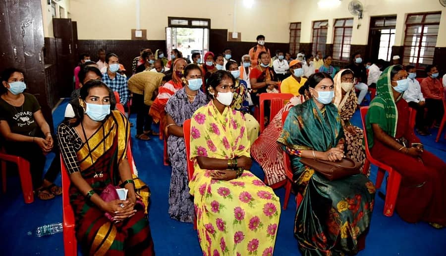 ವಿಜಯಪುರ ನಗರದ ಕಾಕಾ ಕಾರ್ಖಾನಿಸ್ ಮಂಗಲ ಕಾರ್ಯಾಲಯದಲ್ಲಿ ನಡೆದ ಕಾರ್ಯಕ್ರಮದಲ್ಲಿ ಪಾಲ್ಗೊಂಡಿದ್ದ ತೃತೀಯ ಲಿಂಗಿಗಳು