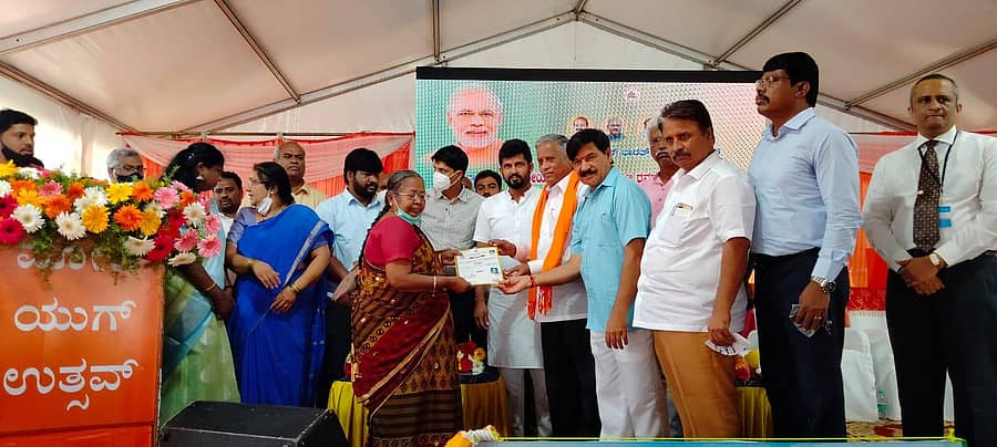 ಆಶ್ರಯ ಮನೆ ಫಲಾನುಭವಿಗಳಿಗೆ ಹಕ್ಕುಪತ್ರ ವಿತರಿಸುತ್ತಿರುವುದು