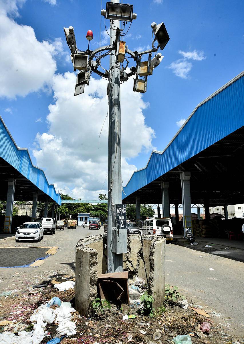ಕಲಬುರ್ಗಿ ಎಪಿಎಂಸಿ ಆವರಣದಲ್ಲಿನ ಹೈಮಾಸ್ಟ್ ವಿದ್ಯುತ್ ದೀಪ ಹಾಳಾಗಿರುವುದು