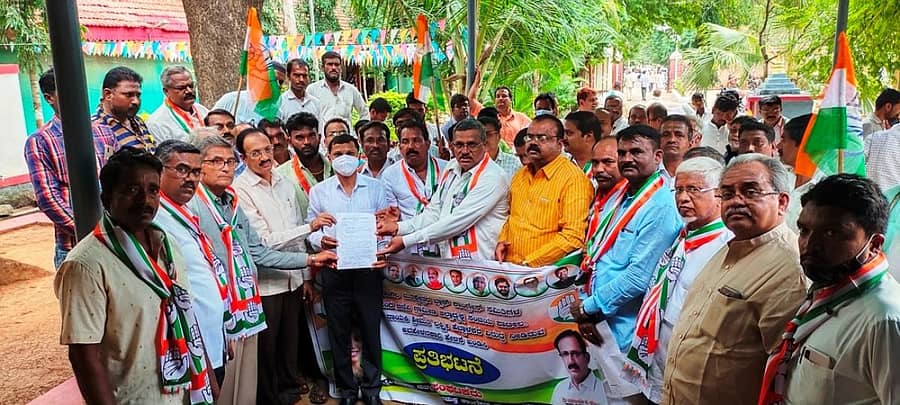 ಬೈಲಹೊಂಗಲದಲ್ಲಿ ಬ್ಲಾಕ್ ಕಾಂಗ್ರೆಸ್ ಸಮಿತಿ ಕಾರ್ಯಕರ್ತರು ತಹಶೀಲ್ದಾರ್ ಬಸವರಾಜ ನಾಗರಾಳ ಅವರಿಗೆ ಸೋಮವಾರ ಮನವಿ ಸಲ್ಲಿಸಿದರು