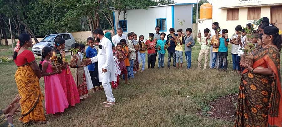 ಹುಳಿಯಾರು ಹೋಬಳಿಯ ಯಗಚೀಹಳ್ಳಿ ಗ್ರಾಮದ ಸರ್ಕಾರಿ ಹಿರಿಯ ಪ್ರಾಥಮಿಕ ಶಾಲೆಯಲ್ಲಿ ಶಾಲಾ ವನವನ್ನು ಡಾ.ಹರೀಶ್ಕುಮಾರ್ ಉದ್ಘಾಟಿಸಿದರು