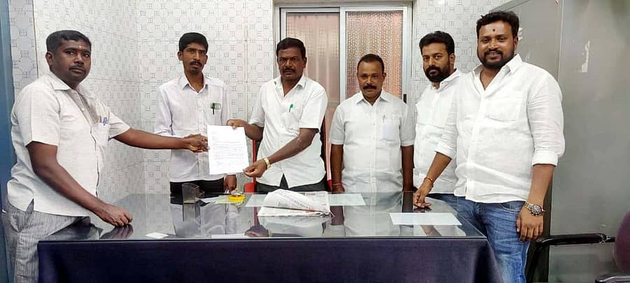 ಪಾವಗಡದ ಅಗಸರ ಕುಂಟೆ ಸುತ್ತಲೂ ಬೇಲಿ ನಿರ್ಮಿಸಿ ಅನಾಹುತ ತಪ್ಪಿಸಬೇಕು ಎಂದು ಒತ್ತಾಯಿಸಿ ವಿವಿಧ ಸಂಘ, ಸಂಸ್ಥೆಯ ಪದಾಧಿಕಾರಿಗಳು ಸೋಮವಾರ ಪುರಸಭೆ ಅಧ್ಯಕ್ಷ ರಾಮಾಂಜಿನಪ್ಪ ಅವರಿಗೆ ಮನವಿ ಸಲ್ಲಿಸಿದರು. ಹೆಲ್ಪ್ ಸೊಸೈಟಿ ಅಧ್ಯಕ್ಷ ಮಾನಂ ಶಶಿಕಿರಣ್, ಶ್ರೀರಾಮಸೇನೆ ಅಧ್ಯಕ್ಷ ರಾಮಾಂಜಿ, ಪುರಸಭೆ ಸದಸ್ಯರಾದ ಪಿ.ಎಚ್. ರಾಜೇಶ್, ವೇಲುರಾಜ್, ಮುಖಂಡ ಅನಿಲ್, ಆಟೊ ಚಾಲಕರ ಸಂಘದ ಅಧ್ಯಕ್ಷ ಬೇಕರಿ ನಾಗರಾಜ ಉಪಸ್ಥಿತರಿದ್ದರು