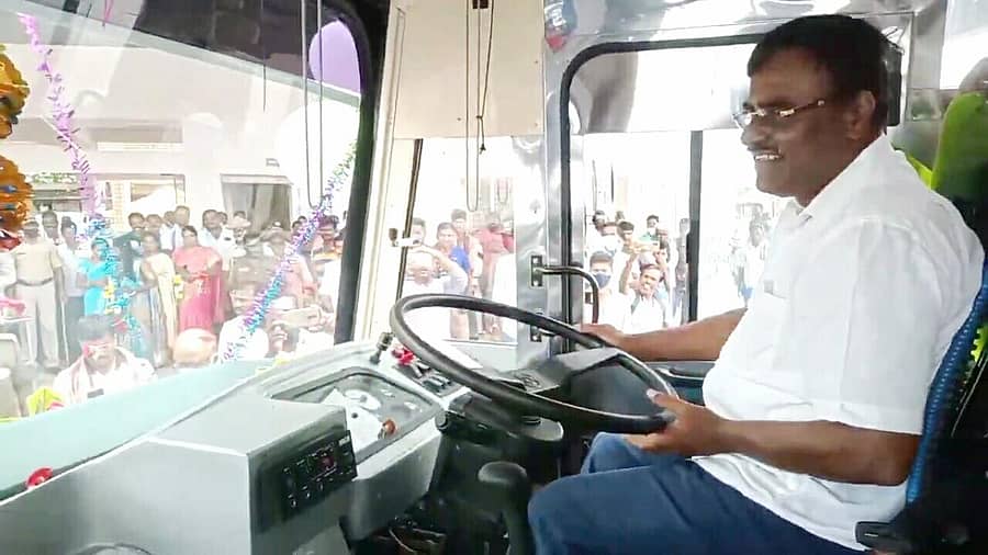 ಬಸ್ ಚಾಲನೆ ಮಾಡುವ ಮೂಲಕ ಹೊಸ ಬಸ್ ಮಾರ್ಗ ಉದ್ಘಾಟಿಸಿದ ಶಾಸಕ ಎಸ್.ಆರ್. ಶ್ರೀನಿವಾಸ್