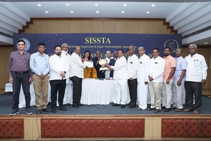 ಚಿಕ್ಕೋಡಿಯ ಚಿದಾನಂದ ಬಸಪ್ರಭು ಕೋರೆ ಸಹಕಾರಿ ಸಕ್ಕರೆ ಕಾರ್ಖಾನೆಗೆ ಸಿಸ್ಟಾ ನೀಡಿದ ಪ್ರಶಸ್ತಿಯನ್ನು ಕಾರ್ಖಾನೆಯ ಅಧ್ಯಕ್ಷ ಭರತೇಶ ಬನವಣೆ, ಉಪಾಧ್ಯಕ್ಷ ಮಲ್ಲಿಕಾರ್ಜುನ ಕೋರೆ, ಕಾರ್ಖಾನೆಯ ಸಂಚಾಲಕರಾದ ಅಮಿತ್ ಕೋರೆ ಸ್ವೀಕರಿಸಿದರು