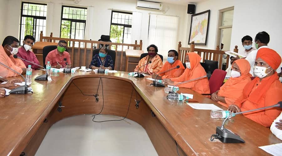 ಯಾದಗಿರಿಯ ಜಿಲ್ಲಾಧಿಕಾರಿ ಕಚೇರಿ ಸಭಾಂಗಣದಲ್ಲಿ ಕೋವಿಡ್ ಲಸಿಕಾಕರಣದಲ್ಲಿ ಪ್ರಗತಿ ಸಾಧಿಸುವಲ್ಲಿ ಜಿಲ್ಲಾಮಟ್ಟದ ಮಠದ ಮಠಾಧೀಶರು, ದೇವಸ್ಥಾನಗಳ ಆಡಳಿತ ಮಂಡಳಿಯವರ ಜೊತೆ ಜಿಲ್ಲಾಧಿಕಾರಿ ಡಾ.ರಾಗಪ್ರಿಯಾ ಸಭೆ ನಡೆಸಿದರು