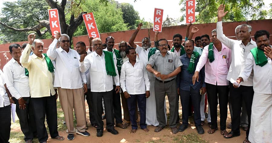 ಕರ್ನಾಟಕ ರಾಜ್ಯ ರೈತ ಸಂಘದ ಜಿಲ್ಲಾ ಘಟಕದ ಪದಾಧಿಕಾರಿಗಳು ರಾಯಚೂರಿನ ಟಿಪ್ಪುಸುಲ್ತಾನ್ ಉದ್ಯಾನದಲ್ಲಿ ಸೋಮವಾರ ಪ್ರತಿಭಟನೆ ನಡೆಸಿದರು