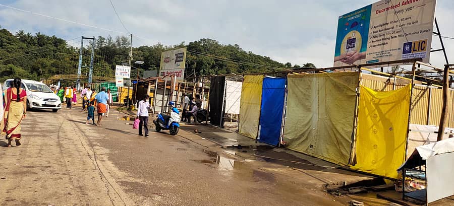 ಶೃಂಗೇರಿ ಗಾಂಧಿ ಮೈದಾನದಲ್ಲಿ ಅಂಗಡಿಗಳನ್ನು ತೆರವು ಮಾಡಲಾಗುತ್ತಿದೆ.