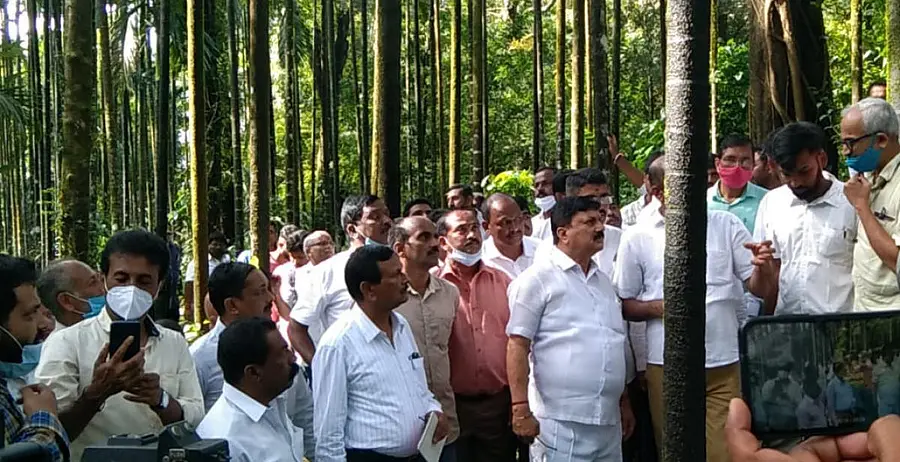 ಆಗುಂಬೆ ಹೋಬಳಿಯ ಎಲೆಚುಕ್ಕಿ ರೋಗ ಬಾಧಿತ ಅಡಿಕೆ ತೋಟಕ್ಕೆ ಆರಗ ಜ್ಞಾನೇಂದ್ರ ಭೇಟಿ ನೀಡಿದರು