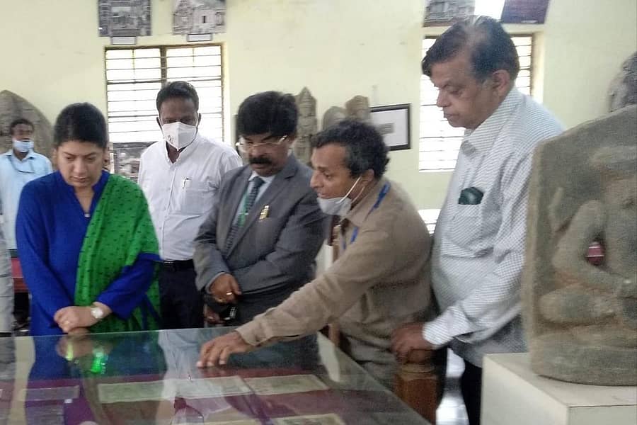 ಸಾಗರದ ಕೆಳದಿ ವಸ್ತು ಸಂಗ್ರಹಾಲಯ ಮತ್ತು ಸಂಶೋಧನಾ ಕೇಂದ್ರಕ್ಕೆ ಕುವೆಂಪು ವಿವಿ ಕುಲಪತಿ ಪ್ರೊ. ವೀರಭದ್ರಪ್ಪ, ಕುಲಸಚಿವೆ ಅನುರಾಧ ಈಚೆಗೆ ಭೇಟಿ ನೀಡಿದ್ದರು.
