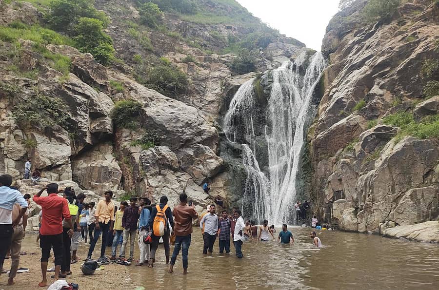 ಗುರುಮಠಕಲ್ ಹತ್ತಿರದ ನಜರಾಪುರ ಮಾರ್ಗದಲ್ಲಿರುವ ದಬ್ ದಭಿ ಜಲಪಾತ