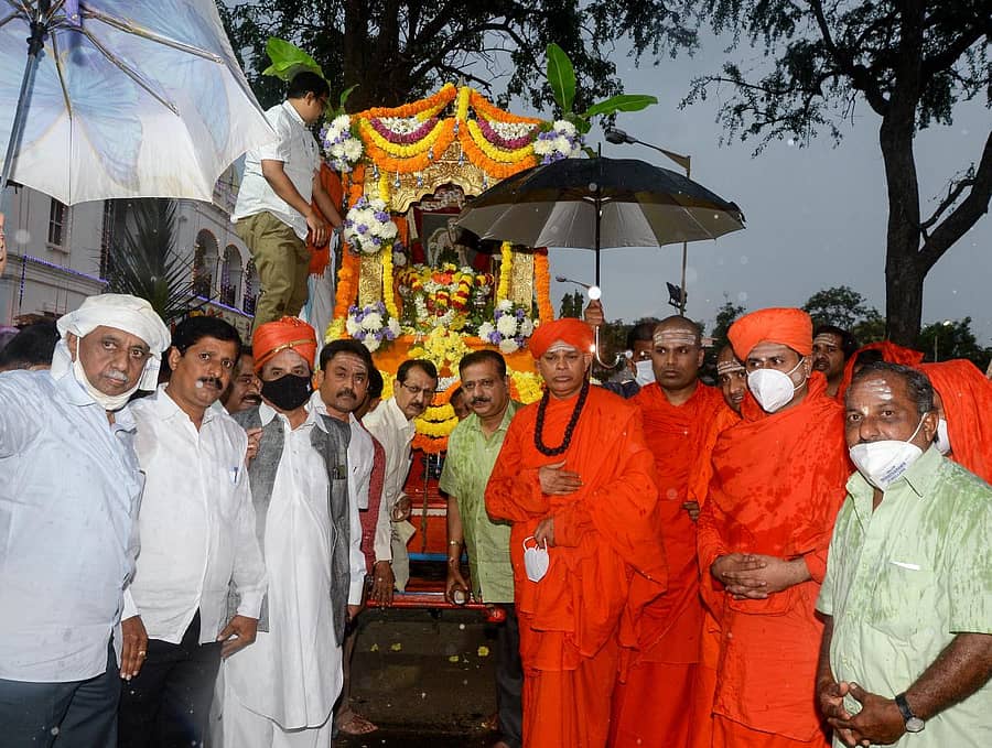 ದಾವಣಗೆರೆಯ ಶಿವಯೋಗಾಶ್ರಮದಲ್ಲಿ ಜಯದೇವ ಮುರುಘರಾಜೇಂದ್ರ ಸ್ವಾಮೀಜಿ ಅವರ 65ನೇ ವರ್ಷದ ಸ್ಮರಣೋತ್ಸವ ಕಾರ್ಯಕ್ರಮದ ಅಂಗವಾಗಿ ನಡೆದ ವಚನಗ್ರಂಥ ಮೆರವಣಿಗೆ ಮತ್ತು ಸರಳ ರಥೋತ್ಸವಕ್ಕೆ ಚಿತ್ರದುರ್ಗ ಮುರುಘಾಮಠದ ಶಿವಮೂರ್ತಿ ಮುರುಘಾ ಶರಣರು ಪುಷ್ಪಾರ್ಚನೆ ಸಲ್ಲಿಸಿ ಚಾಲನೆ ನೀಡಿದರು. ವಿರಕ್ತಮಠದ ಬಸವಪ್ರಭು ಸ್ವಾಮೀಜಿ, ವಿವಿಧ ಮಠಗಳ ಸ್ವಾಮೀಜಿಗಳು ಹಾಗೂ ಭಕ್ತರು ಇದ್ದಾರೆ–ಪ್ರಜಾವಾಣಿ ಚಿತ್ರ/ ಸತೀಶ ಬಡಿಗೇರ್